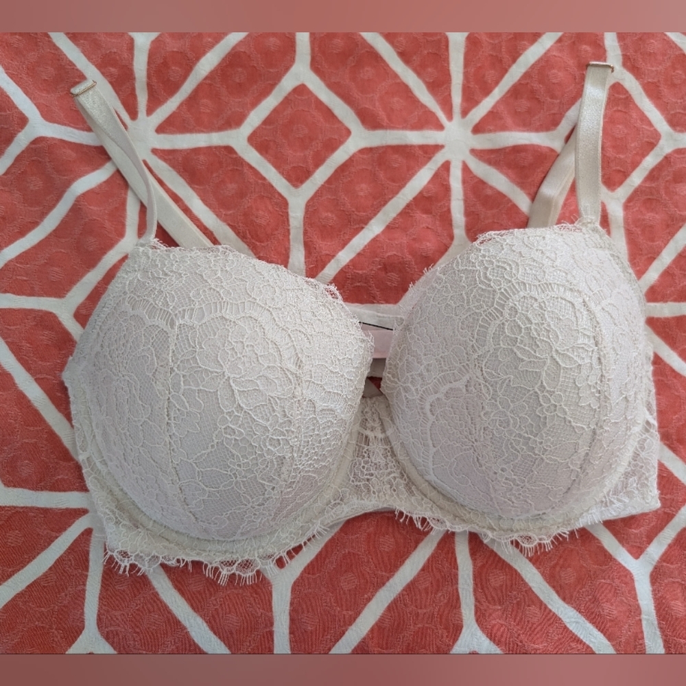 Victoria's Secret Lace Bra in Cream